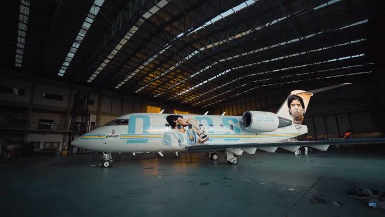 Se presentó el avión en homenaje a Diego Maradona