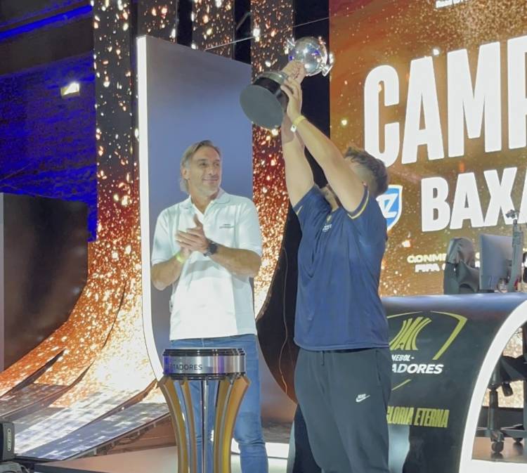 Rolando Schiavi presented the trophy to the new eLibertadores champion