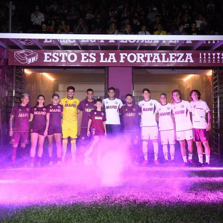 Lanús presentó su nueva indumentaria Errea para el 2023