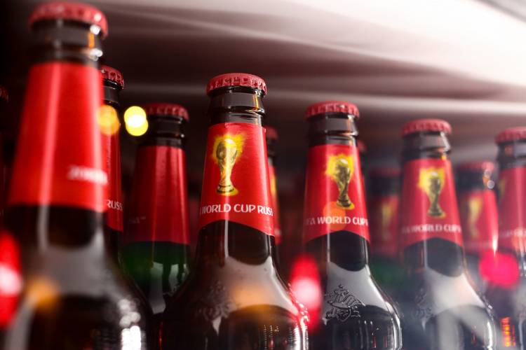 La marca de cervezas AB InBev expande su patrocinio con FIFA