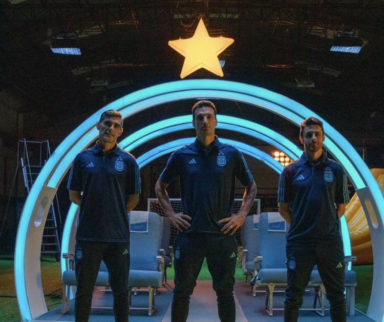 El cuerpo técnico de la selección argentina protagonistas del nuevo video de Aerolíneas Argentinas