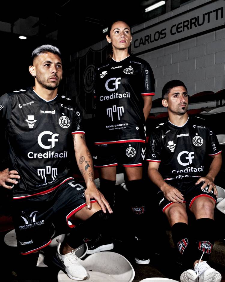 Hummel y Chacarita presentan una nueva camiseta.