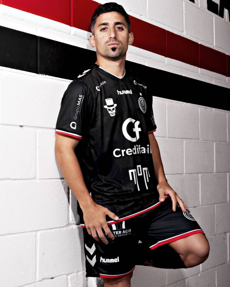 Hummel y Chacarita presentan una nueva camiseta.