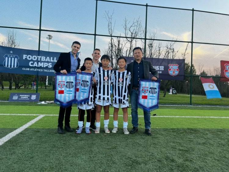 Talleres inaugura su primera escuela de fútbol en China
