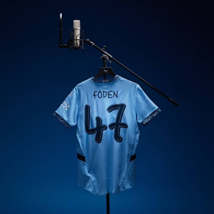 Manchester City presentó las nuevas camisetas junto al artista Noel Gallagher