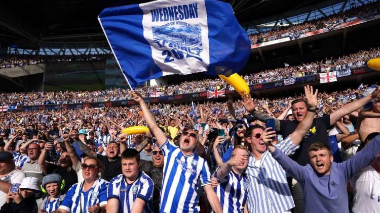 Un club de Inglaterra prohibió a sus hinchas utilizar camisetas falsas.