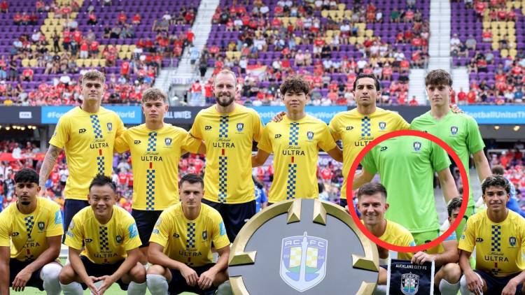 Why did Auckland City's goalkeeper play without a main sponsor on his jersey?