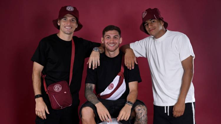 Lanús recicló prendas viejas en una colección de accesorios