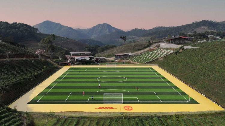 DHL y Manchester United entregaron una cancha de fútbol profesional en Tailandia