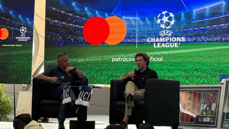 Diego Forlán surprises fans in Costa Rica alongside Mastercard Latam