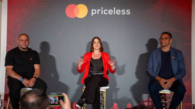 Roberto Carlos y Gilberto Silva sorprendieron a los invitados de Mastercard en Budapest