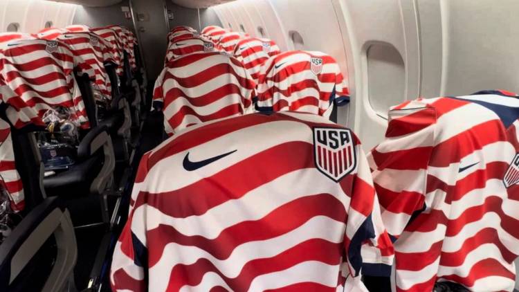 American Airlines regaló camisetas de Estados Unidos a sus pasajeros