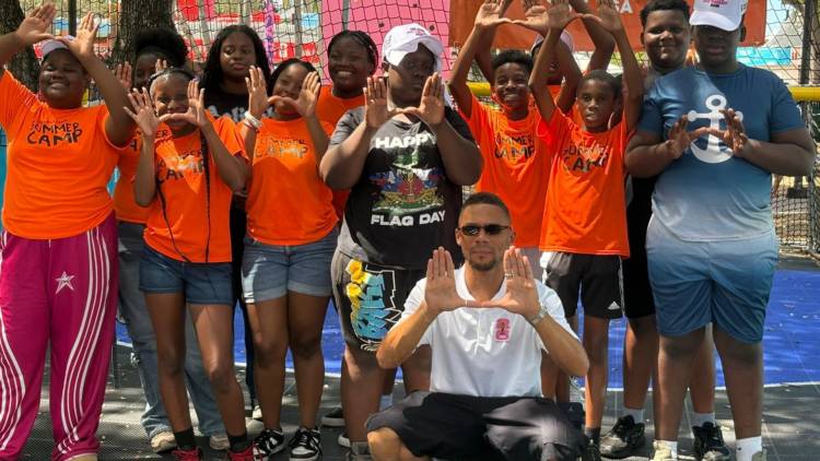 Kieran Gibbs compartió un momento único con niños de Miami
